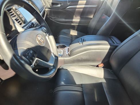 Used 2018 Toyota Highlander SE image 11