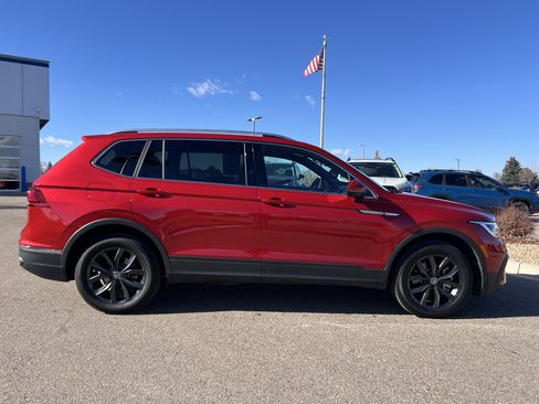 Used 2024 Volkswagen Tiguan SE w/ Panoramic Sunroof Package image 9