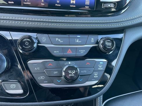 Used 2025 Chrysler Pacifica Limited image 12