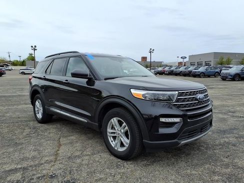 Used 2023 Ford Explorer XLT w/ Equipment Group 202A AWD/4WD image 3