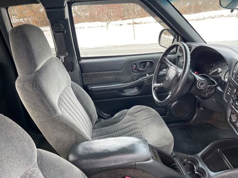 Used 2002 Chevrolet S10 Pickup LS w/ LS Preferred Equipment Group AWD/4WD image 32