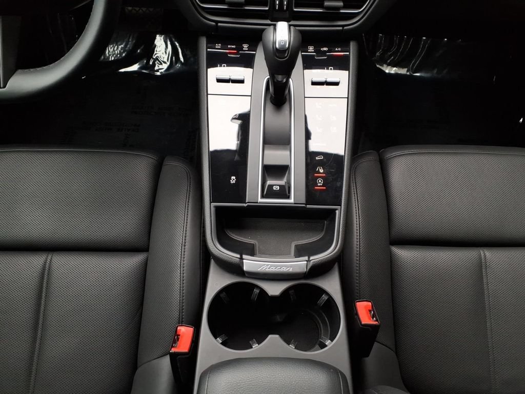 Used 2022 Porsche Macan AWD/4WD image 17