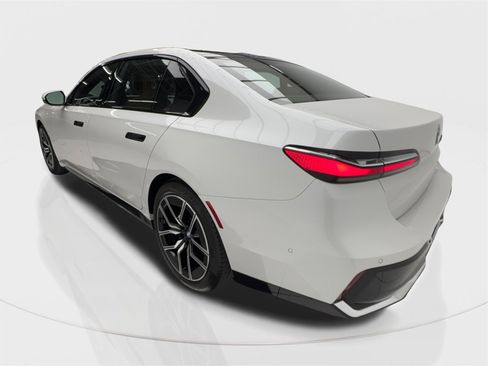 Used 2023 BMW 740i image 12