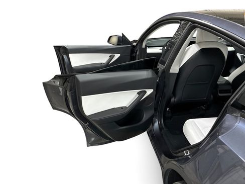 Certified 2022 Tesla Model Y Long Range AWD/4WD image 10