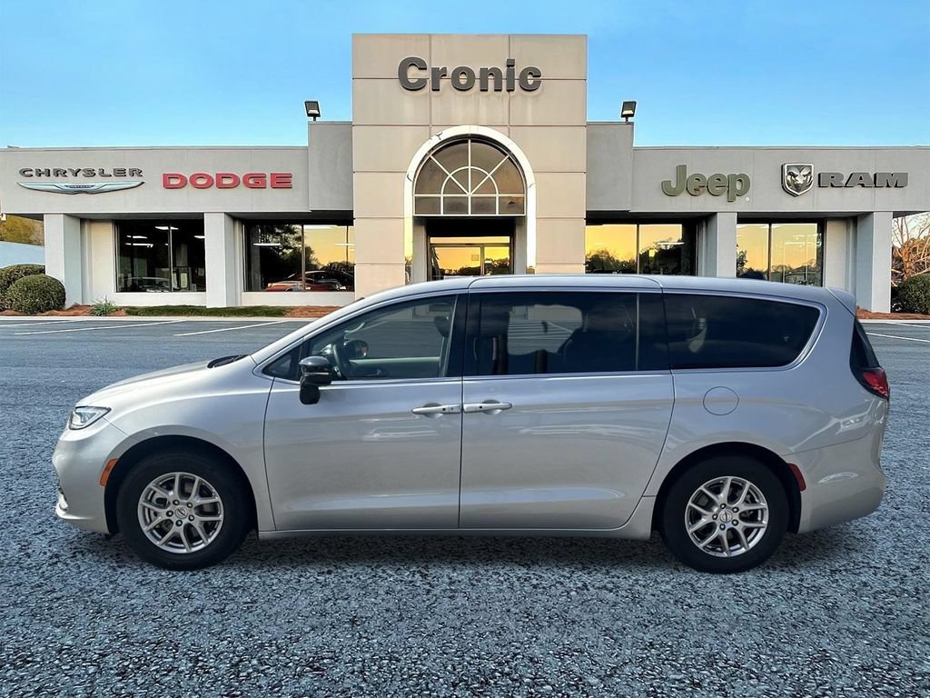 Used 2024 Chrysler Pacifica Touring-L FWD image 6