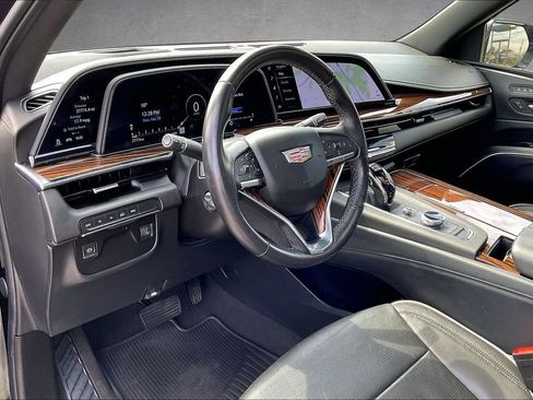 Used 2022 Cadillac Escalade Premium Luxury image 16