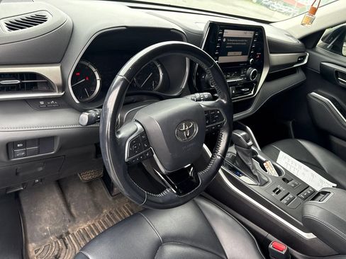 Used 2021 Toyota Highlander XLE AWD/4WD image 4