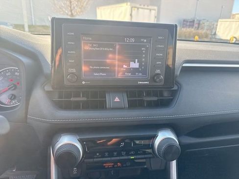 Used 2022 Toyota RAV4 LE image 10