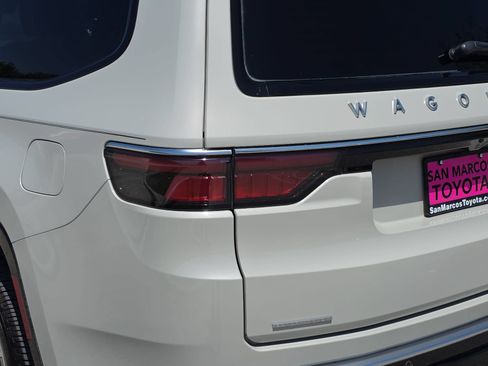 Used 2022 Jeep Wagoneer Series III w/ Flexible Seating Group AWD/4WD image 29