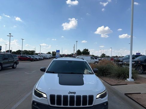 Used 2019 Jeep Cherokee Trailhawk AWD/4WD image 6