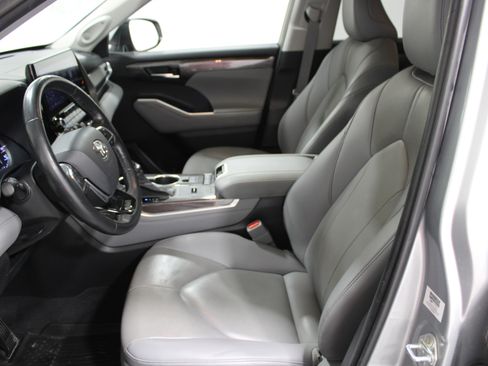Used 2021 Toyota Highlander Limited image 3