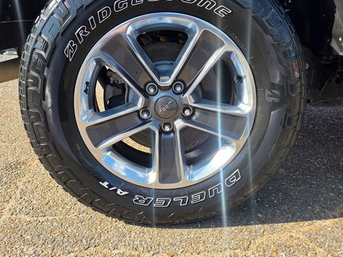 Used 2018 Jeep Wrangler Unlimited Sahara AWD/4WD image 11