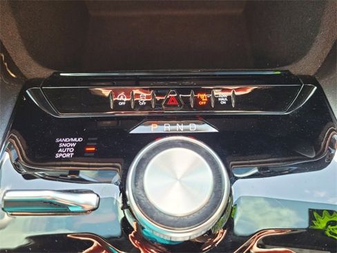 Used 2023 Jeep Wagoneer 4WD w/ Premium Group I image 28