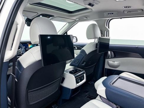 Used 2025 Kia Carnival SX Prestige image 25