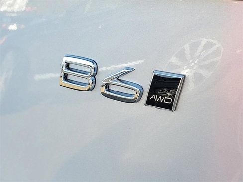 Used 2025 Volvo XC90 B6 Plus image 8