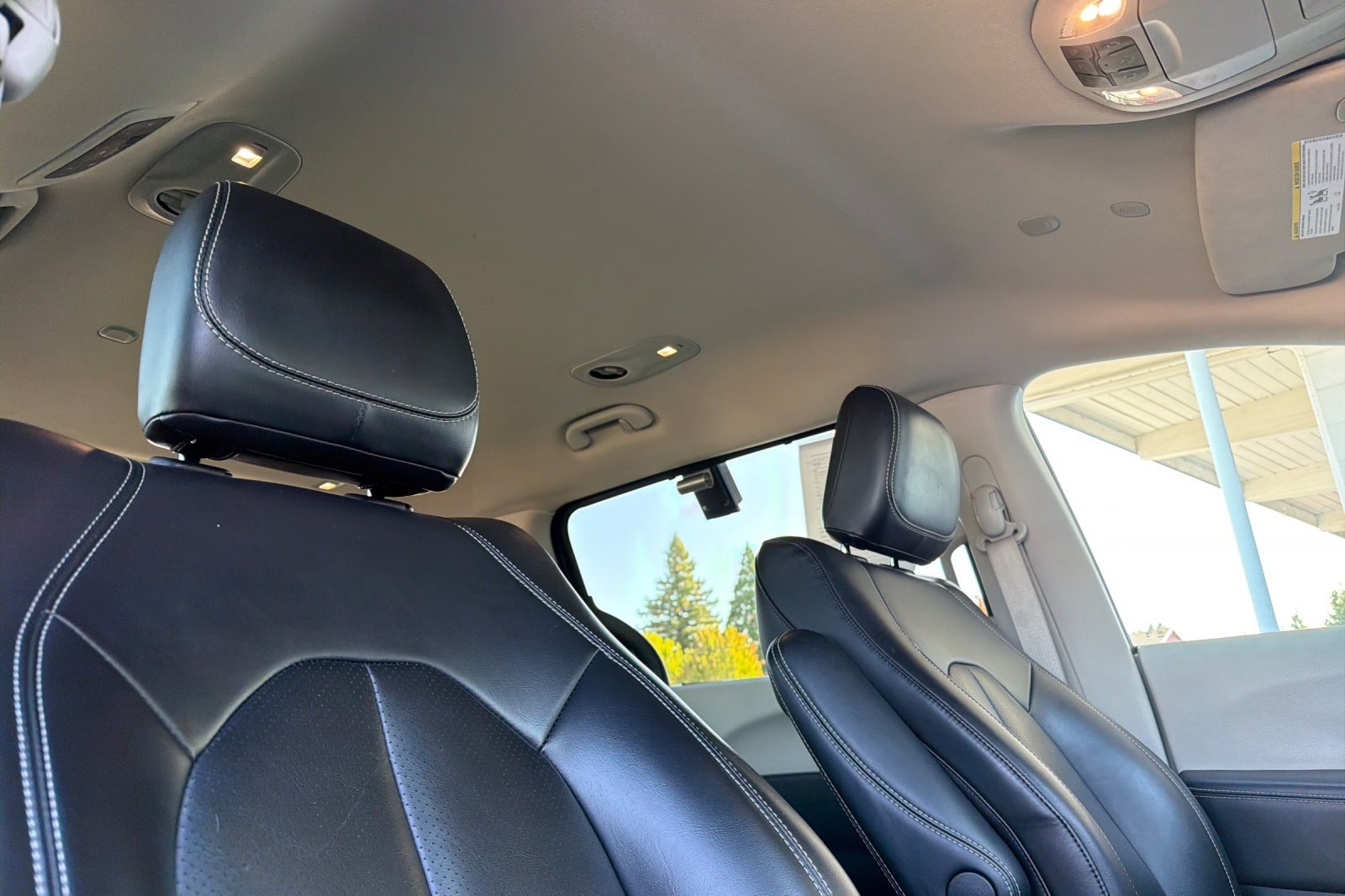 Used 2023 Chrysler Pacifica Touring-L FWD image 15