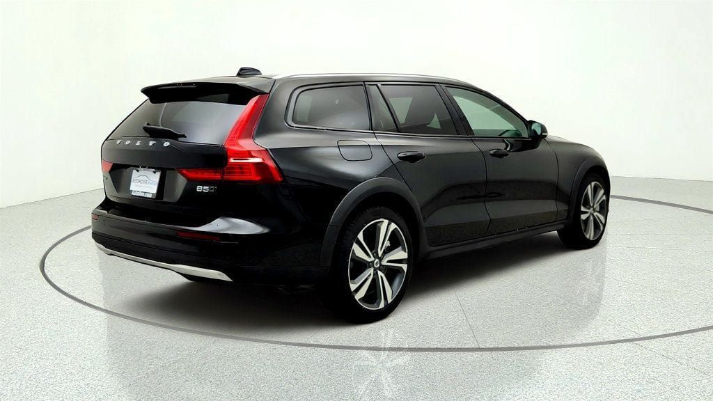 Used 2025 Volvo V60 B5 Cross Country Plus AWD/4WD image 5
