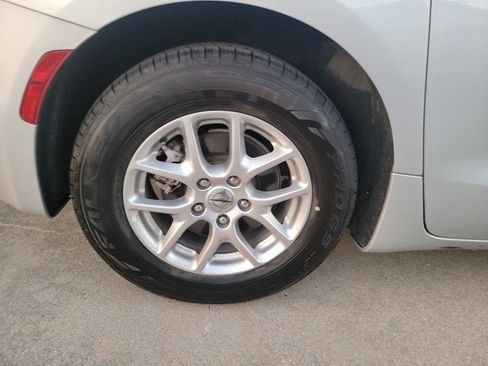 Used 2024 Chrysler Pacifica Touring-L image 4