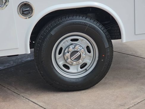 New 2026 Ford F250 XL w/ XL Chrome Package RWD image 36