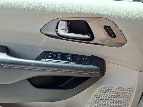 Used 2022 Chrysler Pacifica Touring-L FWD image 11