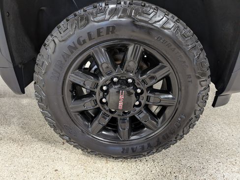 Used 2024 GMC Sierra 2500 AT4 w/ AT4 Preferred Package image 13