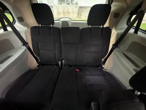 Used 2014 Chrysler Town & Country Touring FWD image 10