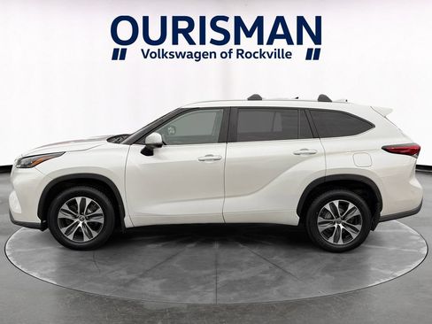 Used 2023 Toyota Highlander XLE AWD/4WD image 3