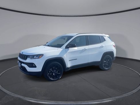 Used 2025 Jeep Compass Latitude w/ Convenience Group AWD/4WD image 4