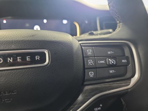 Used 2022 Jeep Wagoneer Series III w/ Premium Group I AWD/4WD image 17