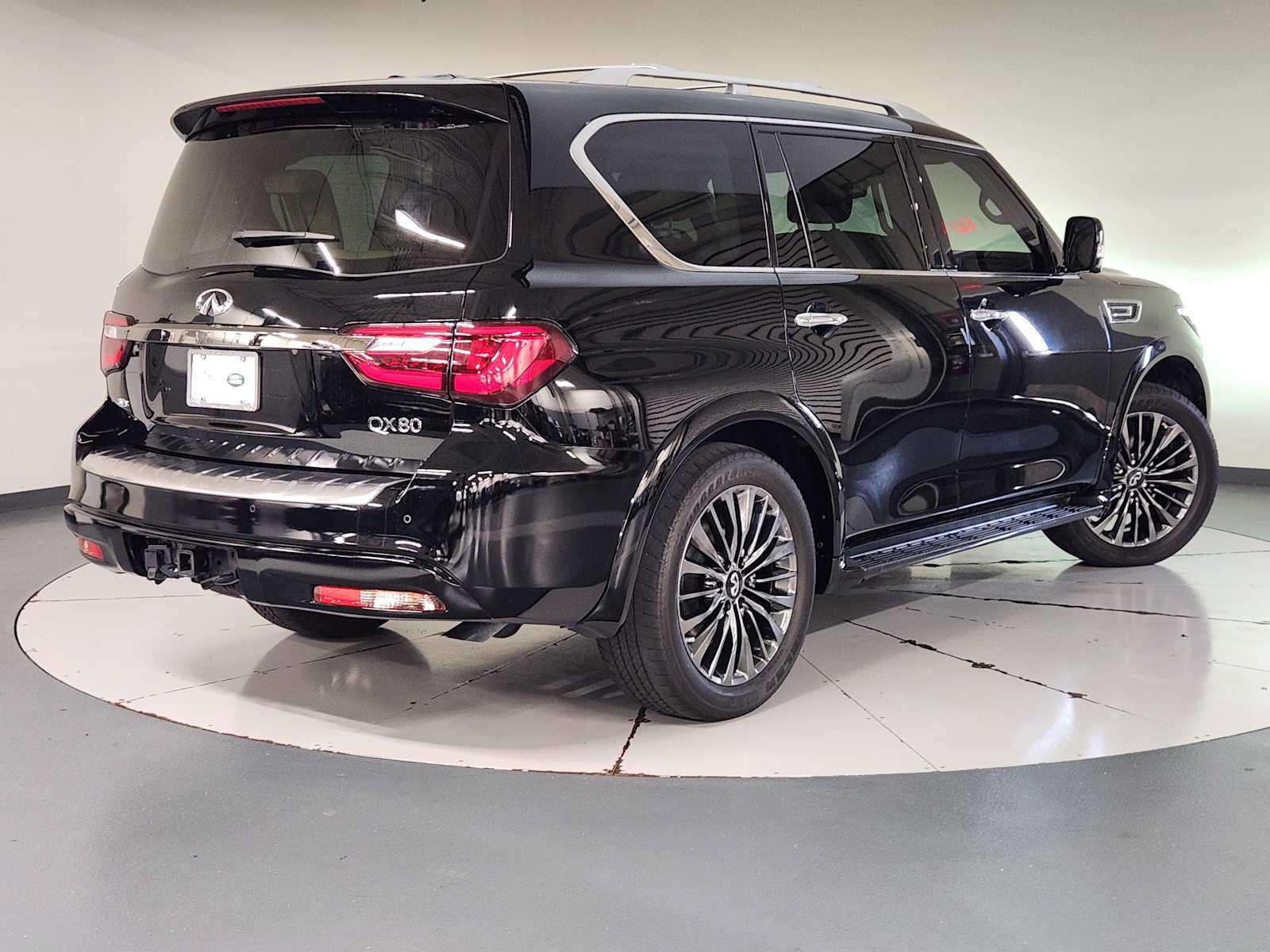 Used 2023 INFINITI QX80 Premium Select w/ Cargo Package AWD/4WD image 2