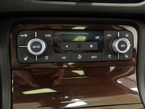 Used 2016 Volkswagen Touareg VR6 image 33