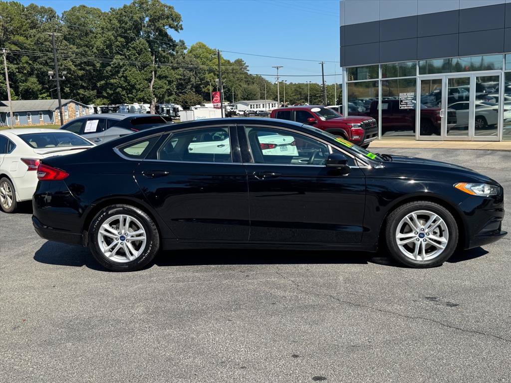 Used 2018 Ford Fusion SE w/ Fusion SE Technology Package FWD image 2
