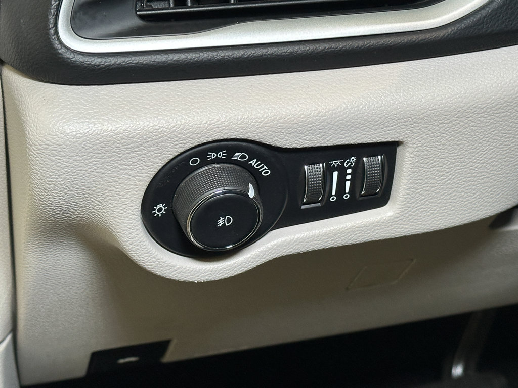 Used 2023 Chrysler Pacifica Touring-L FWD image 22
