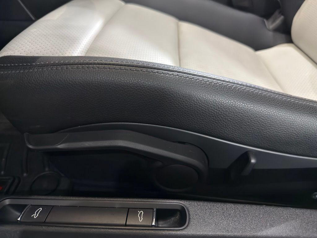 Used 2018 Porsche 718 Boxster RWD image 16