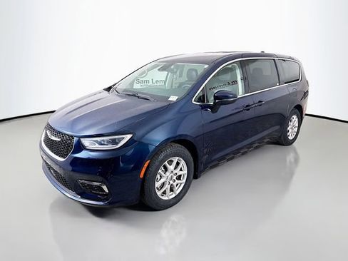 Used 2023 Chrysler Pacifica Touring-L image 3