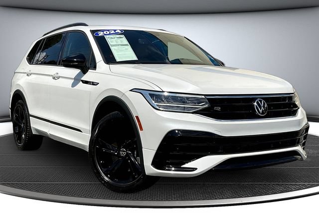 Used 2024 Volkswagen Tiguan SE R-Line FWD image 3