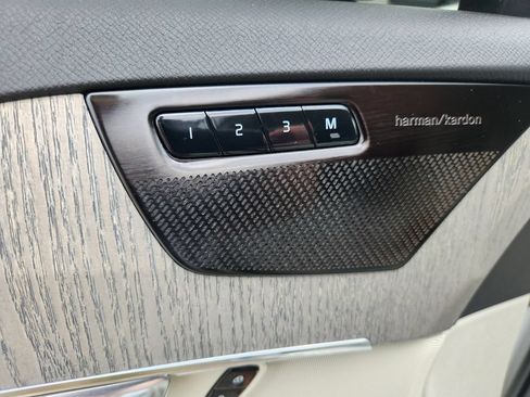 Certified 2025 Volvo XC90 T8 Plus AWD/4WD image 18