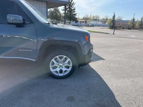 Used 2017 Jeep Renegade Latitude w/ Popular Equipment Group AWD/4WD image 16