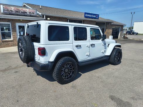 Used 2018 Jeep Wrangler Unlimited Sahara AWD/4WD image 5