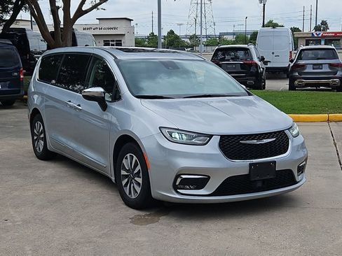 Used 2023 Chrysler Pacifica Limited FWD image 3