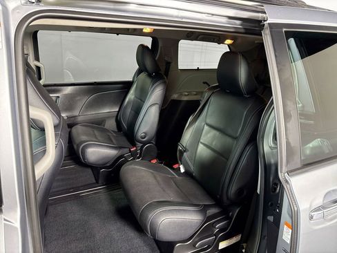 Used 2015 Toyota Sienna SE w/ SE Preferred Package FWD image 19