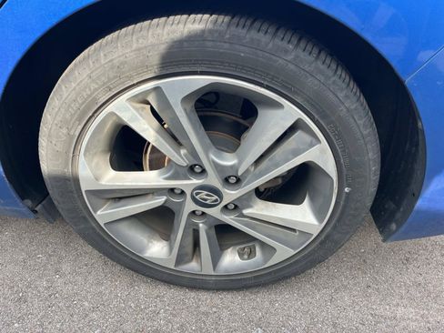 Used 2017 Hyundai Elantra Limited w/ Limited Tech Package 08 FWD image 8