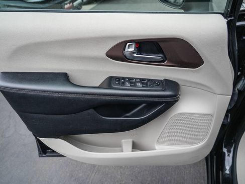 Used 2022 Chrysler Voyager LX FWD image 20
