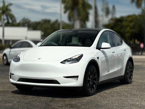 Used 2023 Tesla Model Y Long Range AWD/4WD image 1