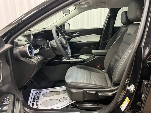 Used 2025 Chevrolet Trax LT image 4