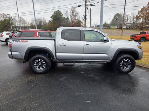 Used 2020 Toyota Tacoma TRD Off-Road image 2