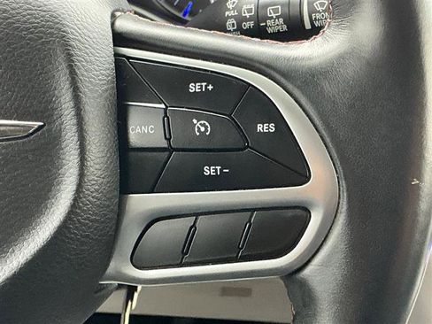 Used 2017 Chrysler Pacifica Touring-L w/ Tire & Wheel Group image 40