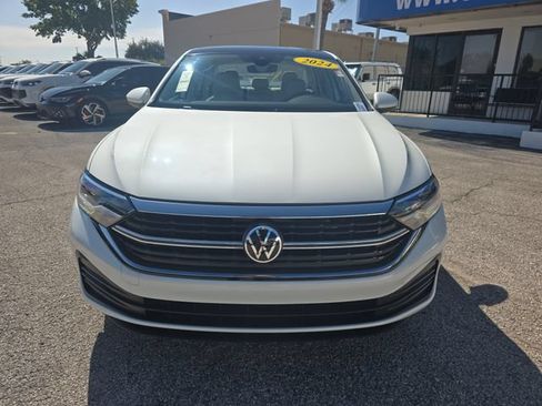 Used 2024 Volkswagen Jetta SE FWD image 2