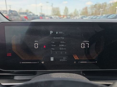 Used 2025 Kia Carnival FWD image 25
