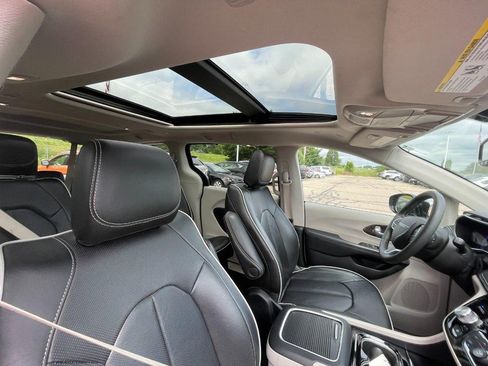 Used 2023 Chrysler Pacifica Limited FWD image 3